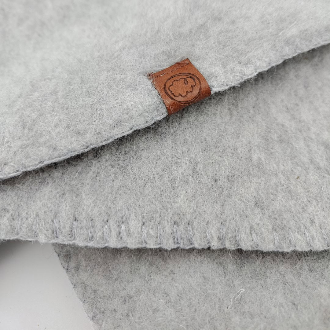 Wickeldecke aus Wolle für Babys mit Kapuze I Felted