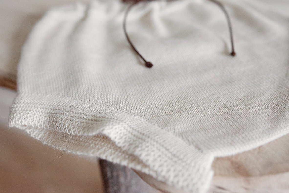 Strikket baby-bloomer i alpacauld & bomuld