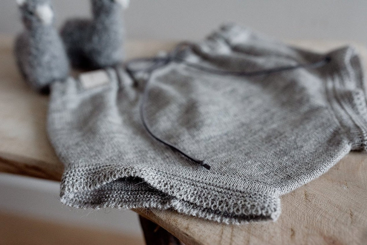 Strikket baby-bloomer i alpacauld & bomuld