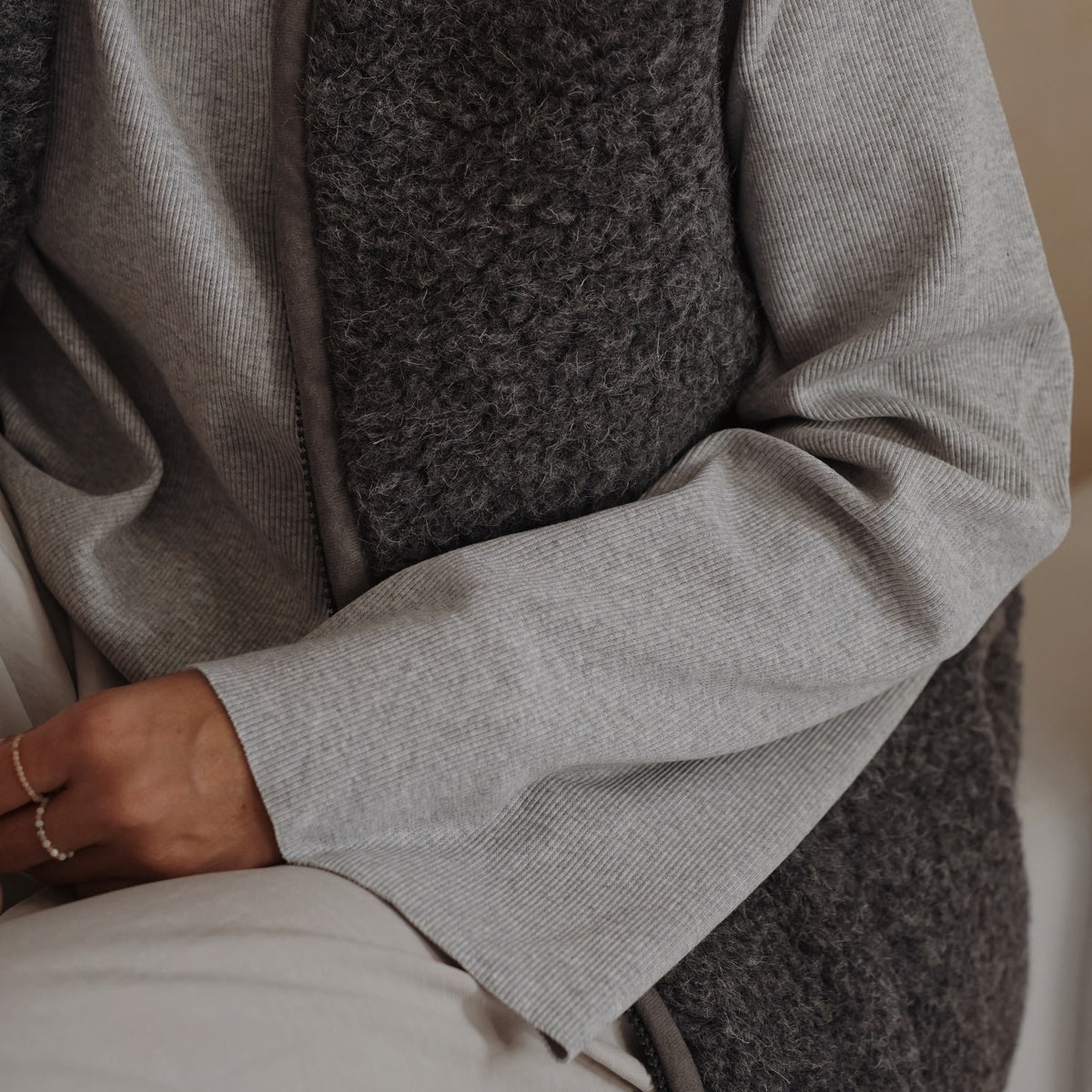 Oversized ribstrikket sweatshirt til damer | A Basic Brand