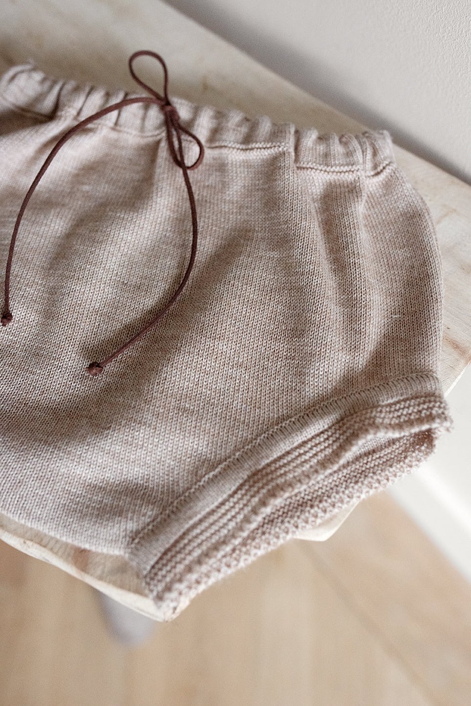 Strikket baby-bloomer i alpacauld & bomuld