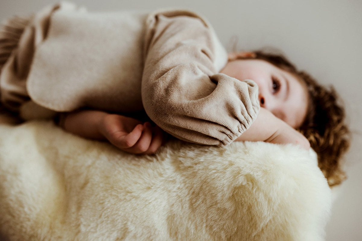 Schapenvacht voor je baby: natuurlijke rust, comfort en geborgenheid