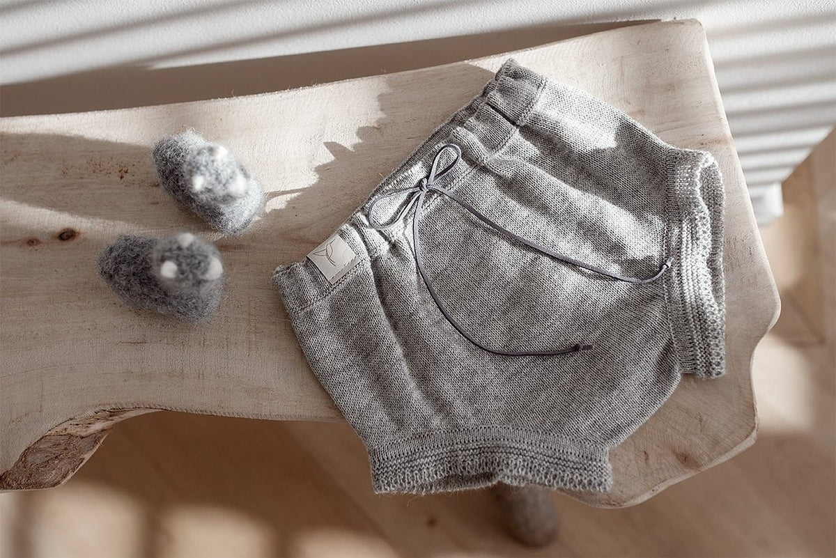 Strikket baby-bloomer i alpacauld & bomuld