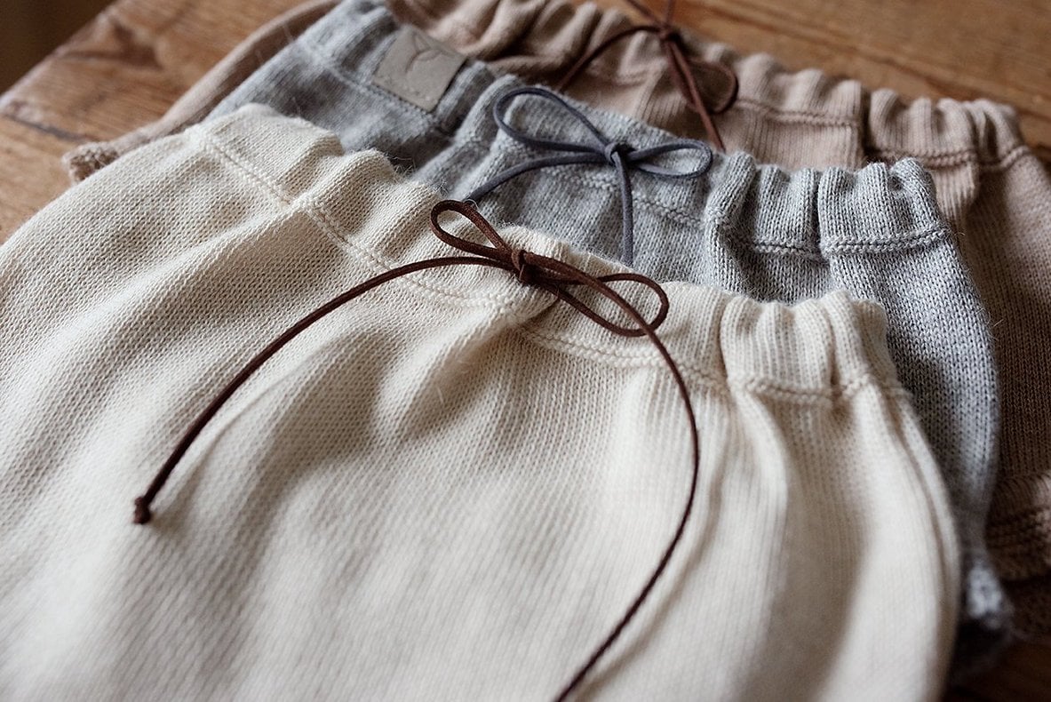 Strikket baby-bloomer i alpacauld & bomuld